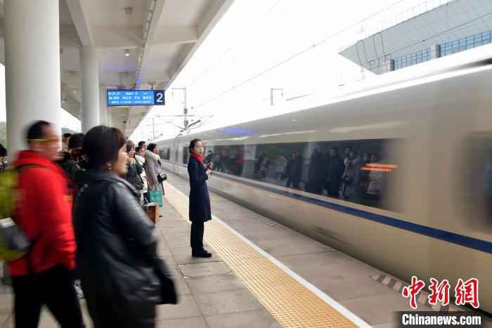 戌时:胡兰在车站二站台帮助引导旅客。 宋曹梓瀚 摄  “90后”高铁女站长的“春运十二时辰”